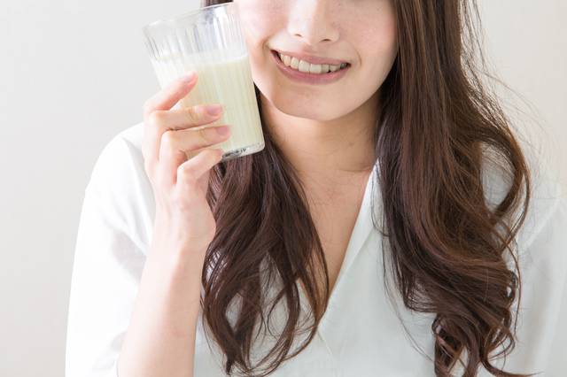 女性と豆乳