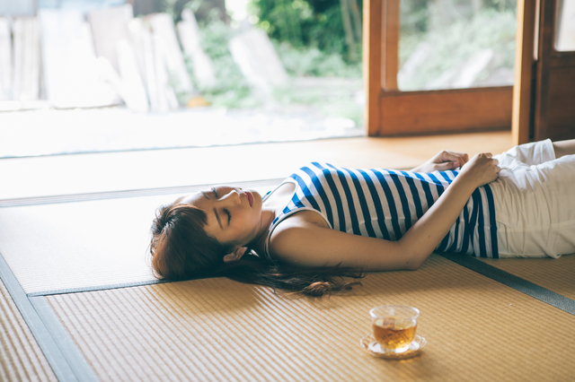 和室で横になる女性