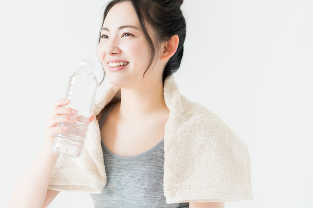 水を飲む女性