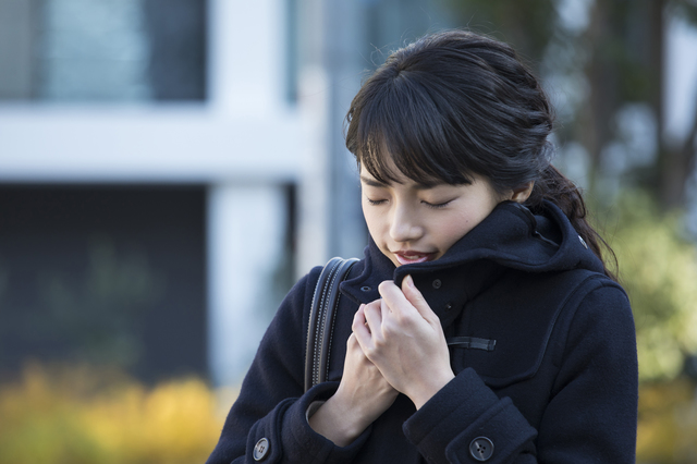 寒がる女性