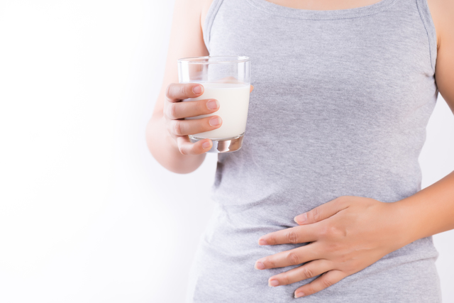 牛乳を持つ女性