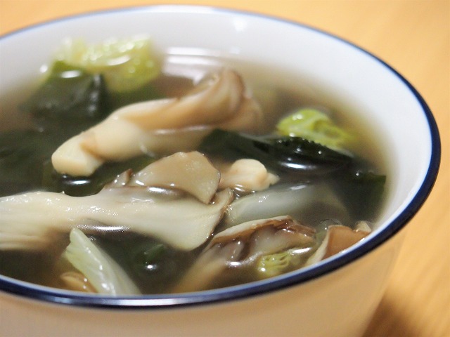 白菜・キノコ・わかめのスープ