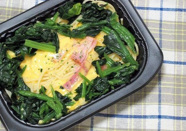 冷凍ほうれん草を加えたカルボナーラ