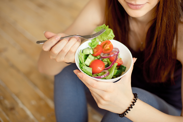 健康のためサラダを食べる