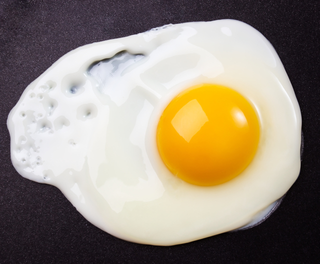 たまごはコレステロールを比較的多く含む