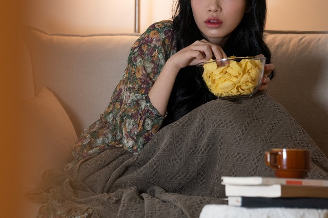 不規則な食事をする女性