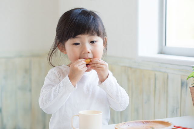 おやつを食べる子ども