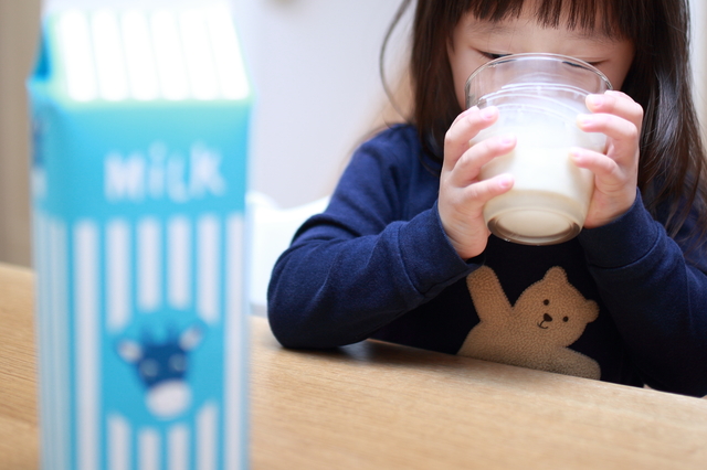 牛乳を飲む子ども