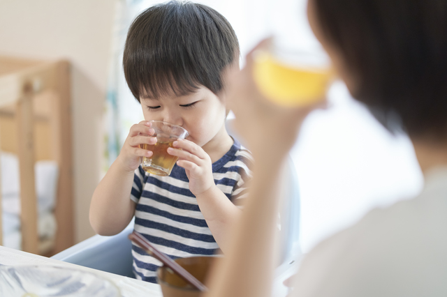 お茶を飲む男の子