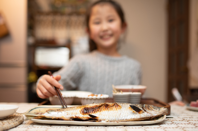 魚を食べる子ども