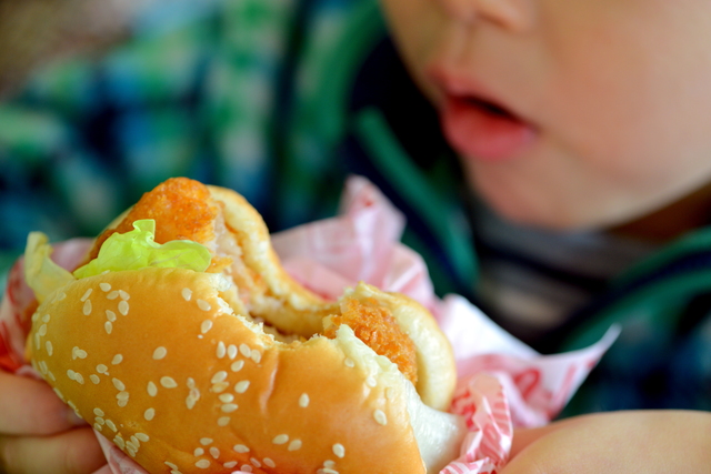 ファストフードを食べる子ども