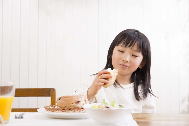 朝ごはんを食べる子ども