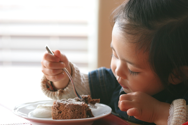 チョコレートケーキを食べる子ども