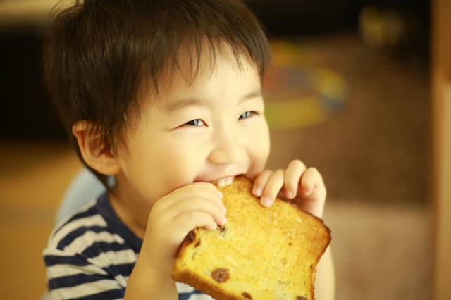 パンを食べる男の子