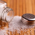 【医師監修】塩分を摂り過ぎた時の対処法は？塩分を排出する食べ物と飲み物を紹介
